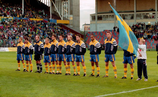  Sveriges startelva, fr. v, Niclas Alexandersson, Pontus Kåmark, Thomas Racelli, Pär Zetterberg, Gary Sundgren, Joachim Björklund, Håkan Mild, Patrik Andersson, Martin Dahlin, Kennet Andersson och en skymd Jonas Thern.