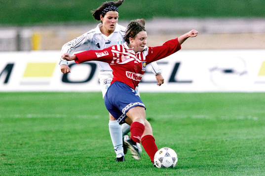  Hanna Ljungberg, Sunnanå uppvaktas av malmös Annika Nessvold.