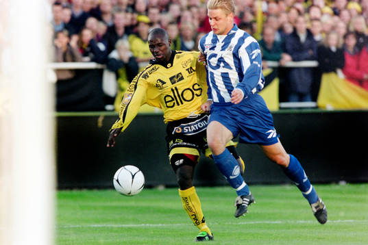  Moses Nsubuga i kamp med göteborgs Mikael Nilsson.
