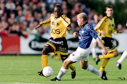  Moses Nsubuga, Elfsborg i kamp med Magnus Svensson, Halmstad.