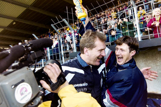  Landskronas tränare Sonny Johansson och Patrik Johansson jublar efter segern och serieseger.
