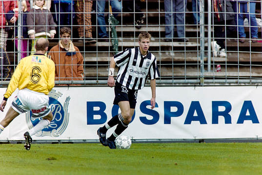  Pontus Farnerud med bollen.
