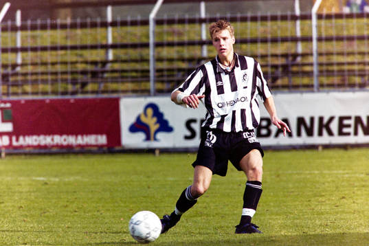  Pontus Farnerud med bollen.
