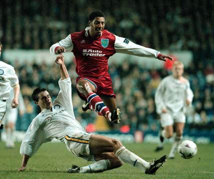  David Wetherall tacklar Carl Asaba 