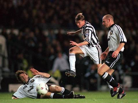  Gary Rowett, Derby, försöker stoppa Jon Dahl Tomasson 