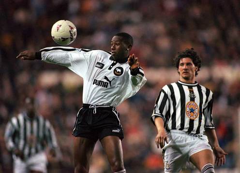  Paolo Wanchope tar emot bollen framför Alessandro Pistone 