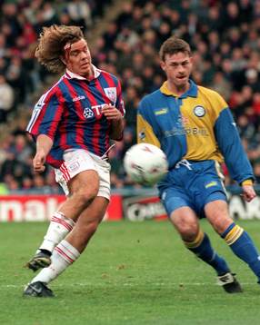  En blodig Tomas Brolin i kamp med David Robertson (Crystal P) 