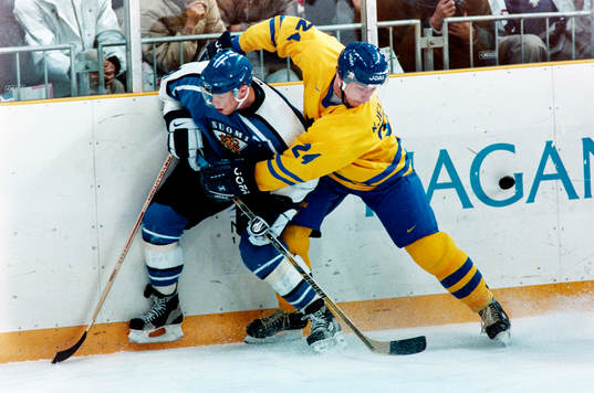 Patric Kjellberg, Sverige och finlands Saku Koivu i kamp om