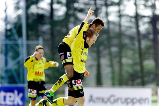  Andreas Sördin och Awet Estefanos, Hässleholm jublar efter mål.