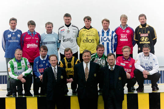  Landslagstränarna Lars-Olof Mattsson, Tommy Söderberg och Lars Lagerbäck framför de allsvenska tränarna. Bakre raden fr. v Sören Cratz, Trelleborg, Bo Axberg, Öster, Ulf Bergquist, Malmö FF, Sven dahlkvist, Örebro, Karl-Gunnar Björklund, Elfsborg, Mats Jingblad, Göteborg, Åge Hareide, Helsingborg och Stuart Baxter, AIK. Främre raden fr. v Rolf Zetterlund, Hammarby, Tom Prahl, Halmstad, Kjell Pettersson, Häcken, Torbjörn Nilsson, Västra Frölunda, Bo Backman, Örgryte och Olle Nordin, Norrköping.