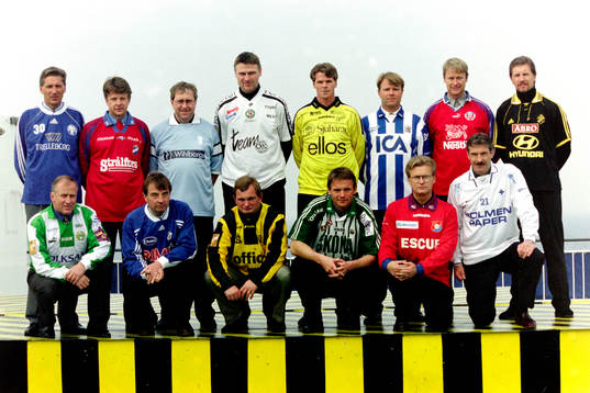  De allsvenska tränarna. Bakre raden fr. v Sören Cratz, Trelleborg, Bo Axberg, Öster, Ulf Bergquist, Malmö FF, Sven Dahlkvist, Örebro, Karl-Gunnar Björklund, Elfsborg, Mats Jingblad, Göteborg, Åge Hareide, Helsingborg och Stuart Baxter, AIK. Främre raden fr. v Rolf Zetterlund, Hammarby, Tom Prahl, Halmstad, Kjell Pettersson, Häcken, Torbjörn Nilsson, Västra Frölunda, Bo Backman, Örgryte och Olle Nordin, Norrköping.