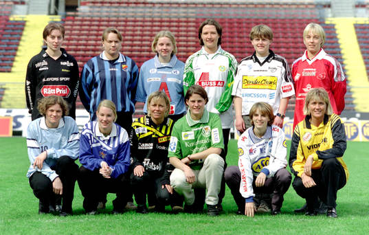  Bakre raden fr. v Sara Call, Bälinge, Anna Ulvbringe, Djurgården, Johanna Norkvist, Gideonsberg, Karin Thorildsson, Cecilia Andersson, Kenty och Gunilla Zachau, Landvetter. Främre raden fr. v Caroline Jönsson, målvakt i Malmö, Hanna Marklund, Sunnanå, Carola Sundström, Umeå, Maria Örmgård, Wä, Anna Pohjanen, Älvsjö och Ulrika Kristoffersson, Öxabäck.