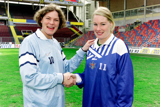  Caroline Jönsson, målvakt i Malmö och Hanna Marklund, Sunnanå.