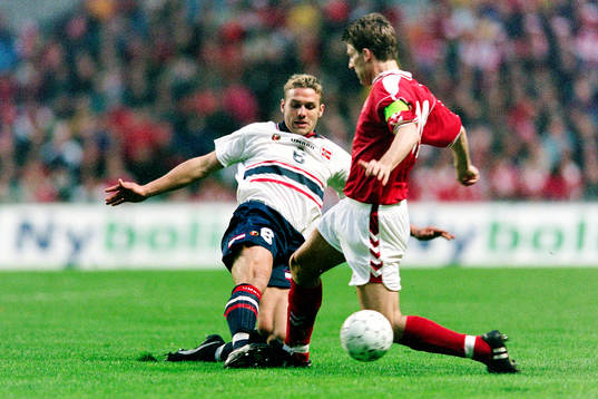  Håvard Flo, Norge i kamp med Michael Laudrup, Danmark.