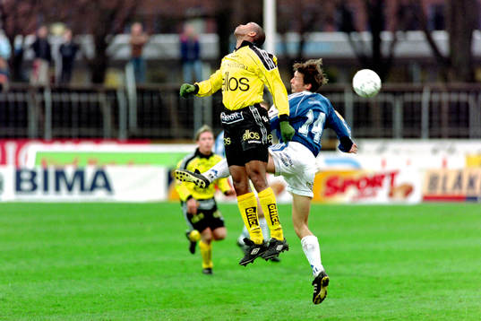  Gbassay Bangura, Elfsborg i en duell med Michael Hansson, Trelleborg.
