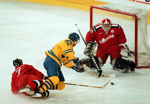 Patric Kjellberg hakas framför David Aebischer