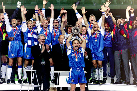  Dennis Wise, Chelsea jublar med pokalen efter segern.