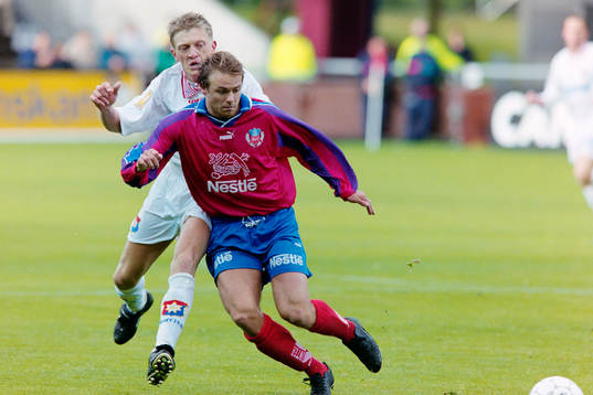  Mattias Jonson, Helsingborg med örgrytes Morgan Nilsson i ryggen.
