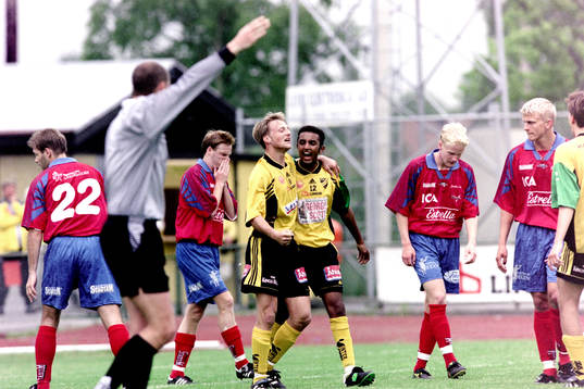  Rickard Lindberg och Awet Estefanos, Hässleholm jublar efter mål.