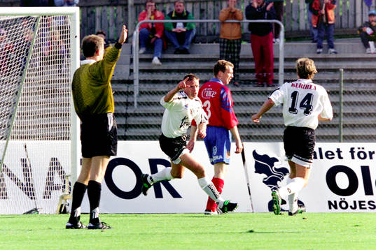  Dan Sahlin, Örebro jublar efter sitt mål.