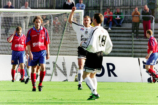  Dan Sahlin, Örebro jublar efter sitt mål.
