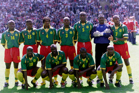  Bakre fr.v. Augustine Simo, Joseph Ndo, Rigobert Song, Pierre Wome, Raymond Nkongo, Jacques Songo’o, Francois Biyick. Främre fr.v. Samuel Ipoua, Patrik Mboma, Pierre Njanka, Didier Angibeaud, Kamerun. 