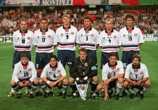  Kjetil Rekdal, Håvard Flo, Tore André Flo, Ronny Johnsen, Henning Berg och Dan Eggen. Sittande: Ole Gunnar Solskjaer (Ole Gunnar Solskjär), Öyvind Leonhardsen, Frode Grodås, Stig Inge Björnebye och Erik Mykland