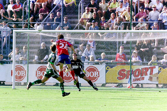  Arild Stavrum, Helsingborg framför frölundas målvakt Robert Tranberg.