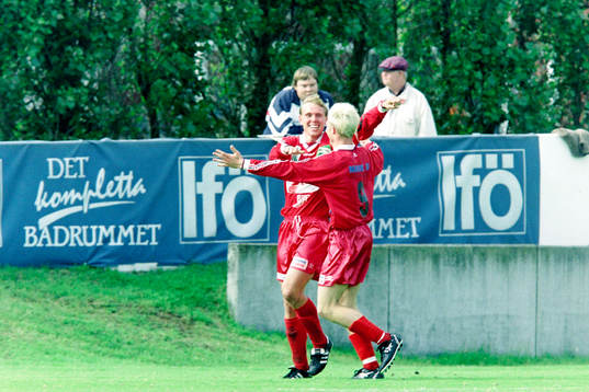  Andrée Jeglertz och Andreas Sördin, Hässleholm jublar efter mål.