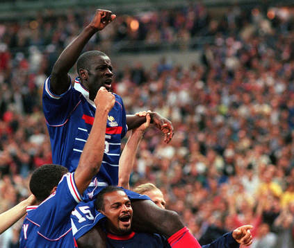  Lilian Thuram, Frankrike, bärs i gullstol