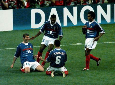  Zinedine Zidane jublar efter 2-0. Nr 8: Marcel Desailly, nr 19: Christian Karembeu