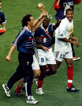  Laurent Blanc, Marcel Desailly och Thierry Henry springer ärevarv med VM-pokalen