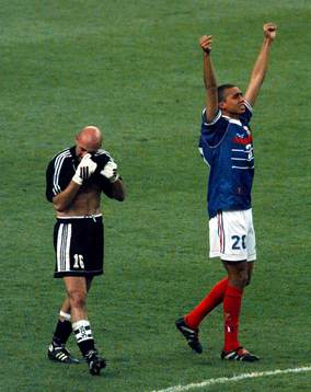  Fabien Barthez och David Trezeguet jublar 