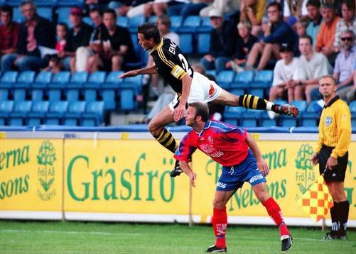Krister Nordin och flyger fram över Kenneth Storvik