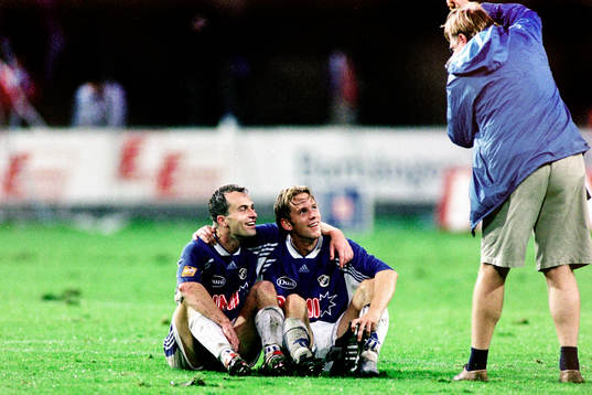  Halmstads målskyttar Peter Vougt och Tommy Jönsson jublar efter matchen.