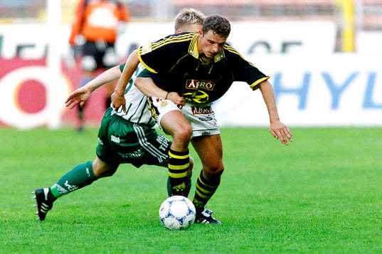 Hans Bergh, AIK med bollen uppvaktas av frölundas Tomas