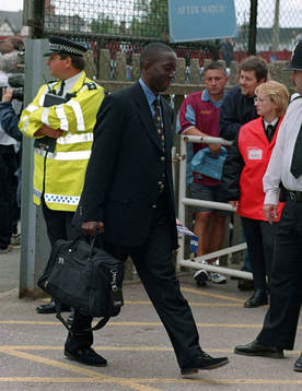 Dwight Yorke på väg in till sin debut för Man Utd