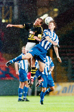  Krister Nordin, AIK och Stefan Pettersson, Göteborg i en nickduell.