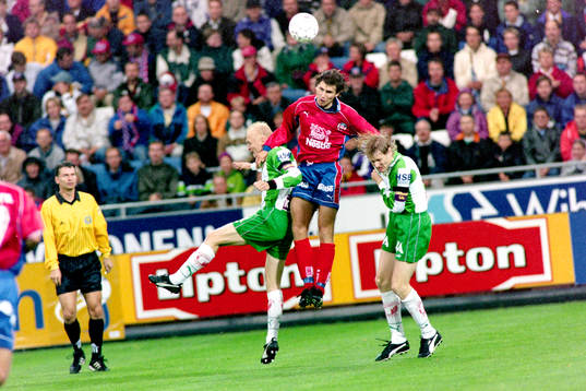  Andreas Jakobsson, Helsingborg i en nickduell med hammarbys Christer Fursth och Hans Berggren.