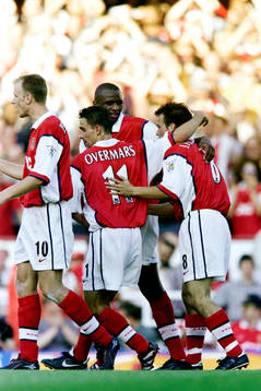  Fredrik Ljungberg, Arsenal kramas om av Marc Overmars.