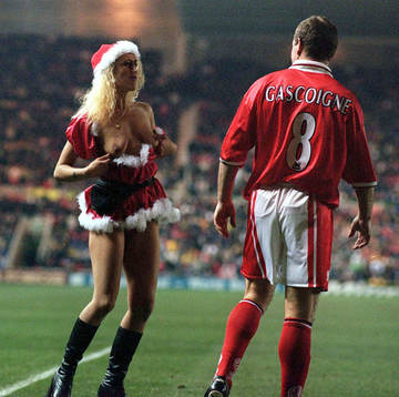  Paul Gascoigne utsatt för en streakare (streaking) utklädd till tomte (jultomte)