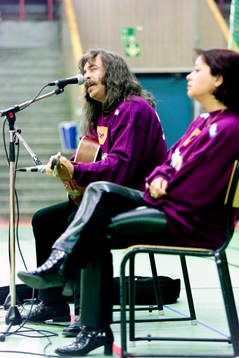 Marie Louise och Tony Hron med gitarr.