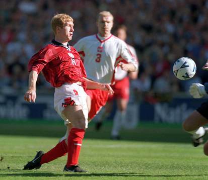 Paul Scholes gör 1-0 till England