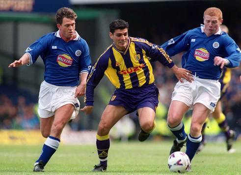  Pontus Kåmark och Neil Lennon försöker stoppa John Aloisi 