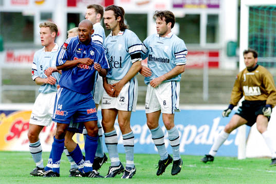  Jeffrey Aubynn, Halmstad framför malmös Mikael Roth, Dejan Pavlovic och Hans Mattisson.