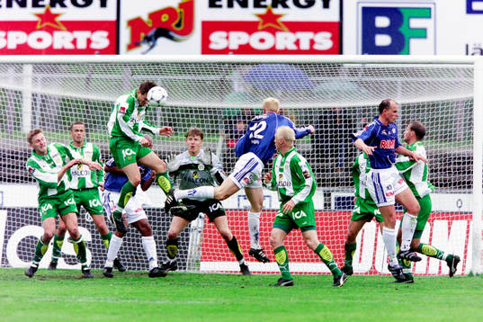  Petter Hansson, Halmstad framför hammarbys målvakt Thomas Höglund.