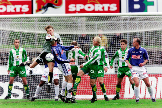  Petter Hansson, Halmstad framför hammarbys målvakt Thomas Höglund.
