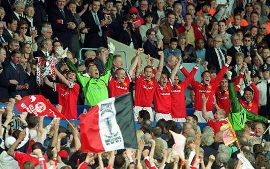  United-jubel efter triumfen. Lagkapten Roy Keane lyfter bucklan