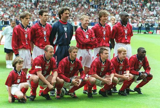  bakre fr v: Phil Neville, Martin Keown, David Seaman, David Batty, Tim Sherwood, Sol Campbell. Främre: Alan Shearer, David Beckham, Graeme Le Saux, Paul Scholes, Andy Cole