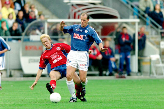 Erik Edman, Helsingborg i ryggen på Henrik Bertilsson, Halmstad. 